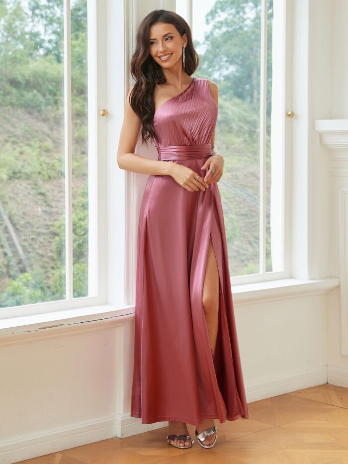 Φόρεμα maxi σατινέ με έναν ώμο ροζ