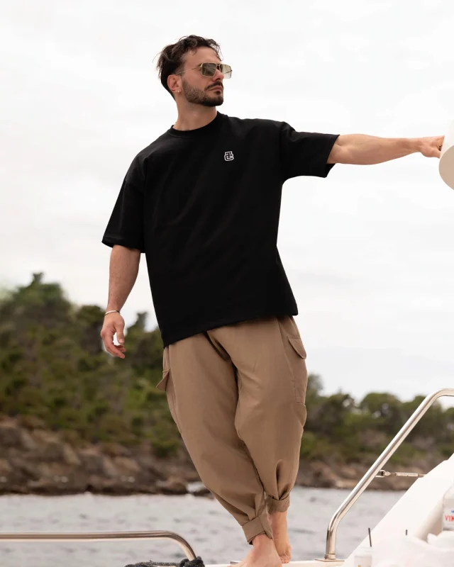 Ανδρική κοντομάνικη μπλούζα oversized black hustle Tony Couper μαύρο χρώμα