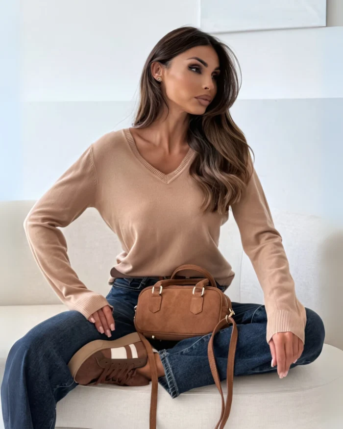 Πλεκτή μπλούζα με v σε απαλή υφή - Image 1