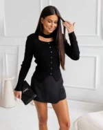 Πλεκτό τοπ με κουμπιά και διακριτικό άνοιγμα στο ντεκολτέ