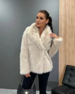 Συνθετική γούνα με φαρδύ γιακά