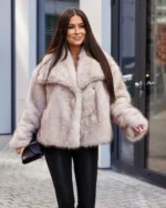 Συνθετική oversized γούνα με φαρδύ γιακά