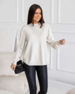 Πλεκτή μπλούζα με ανάγλυφη ύφανση και ψηλή λαιμόκοψη