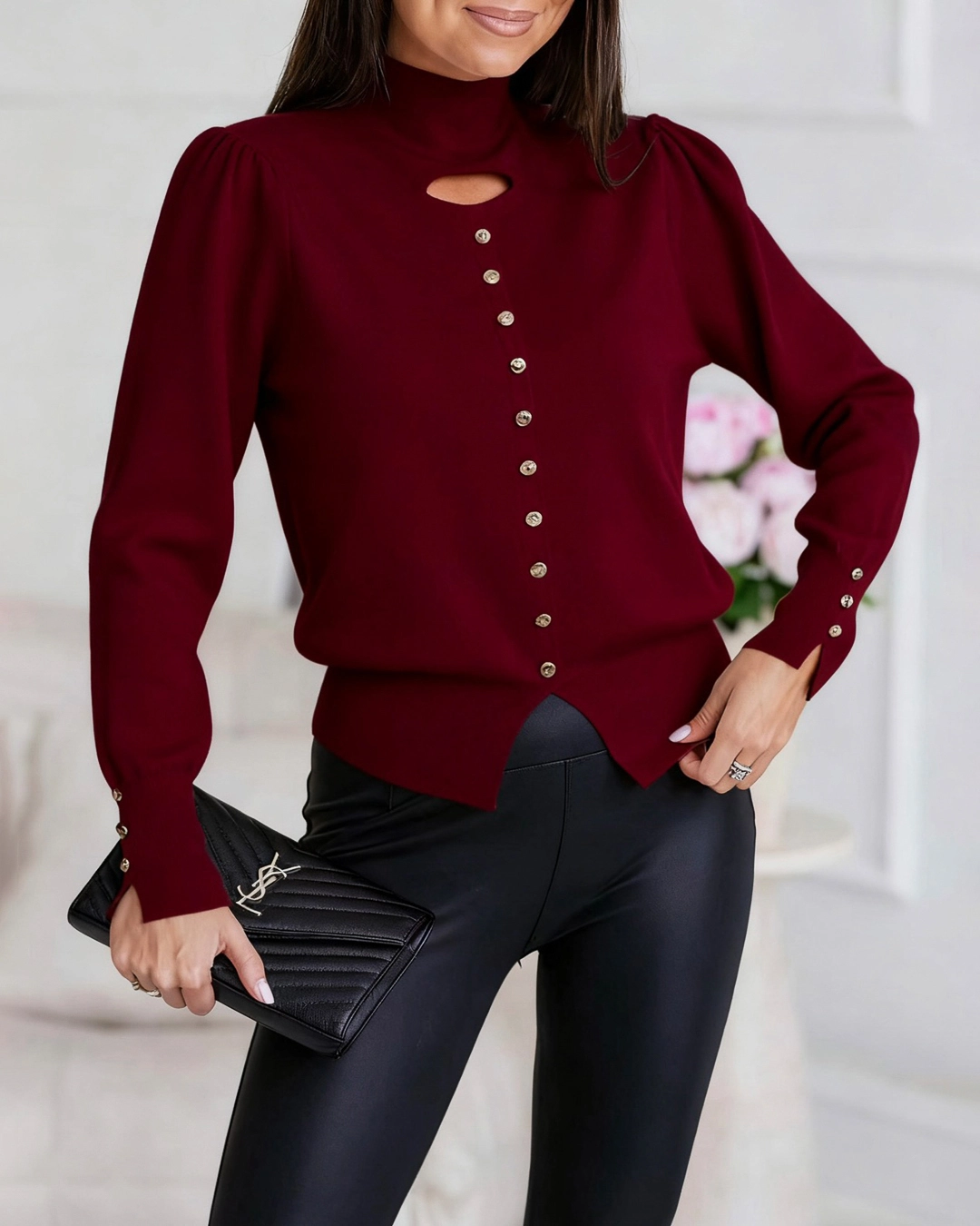 plekti-blouza-me-chrysa-koubia-kai-anoigma-sto-ntekolte (3) Πλεκτή μπλούζα με χρυσά κουμπιά και άνοιγμα στο ντεκολτέ - Image 1