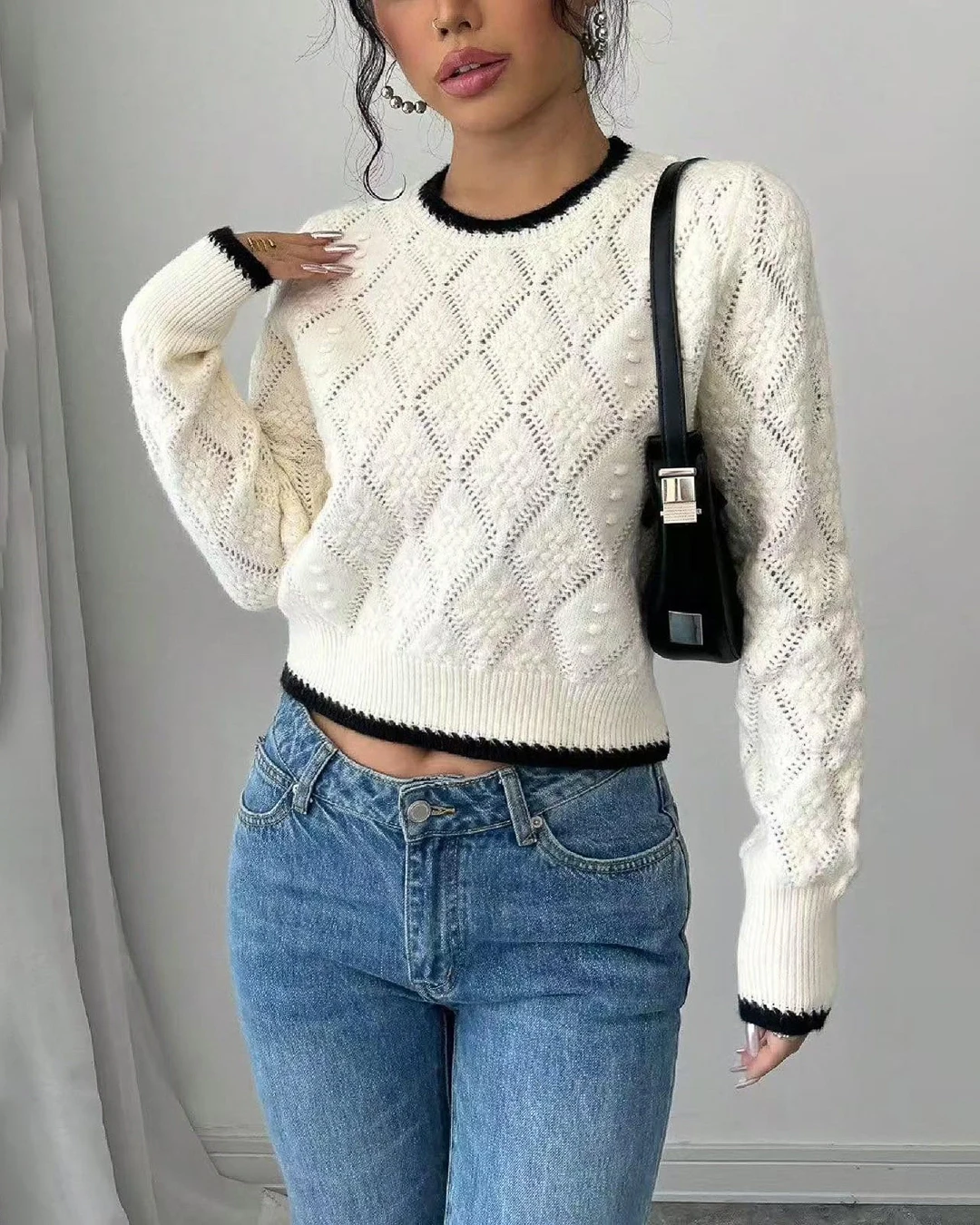 plekti-blouza-me-strongyli-laimokopsi-kai-diakritiko-schedio (2) Πλεκτή μπλούζα με στρογγυλή λαιμόκοψη και διακριτικό σχέδιο - Image 1