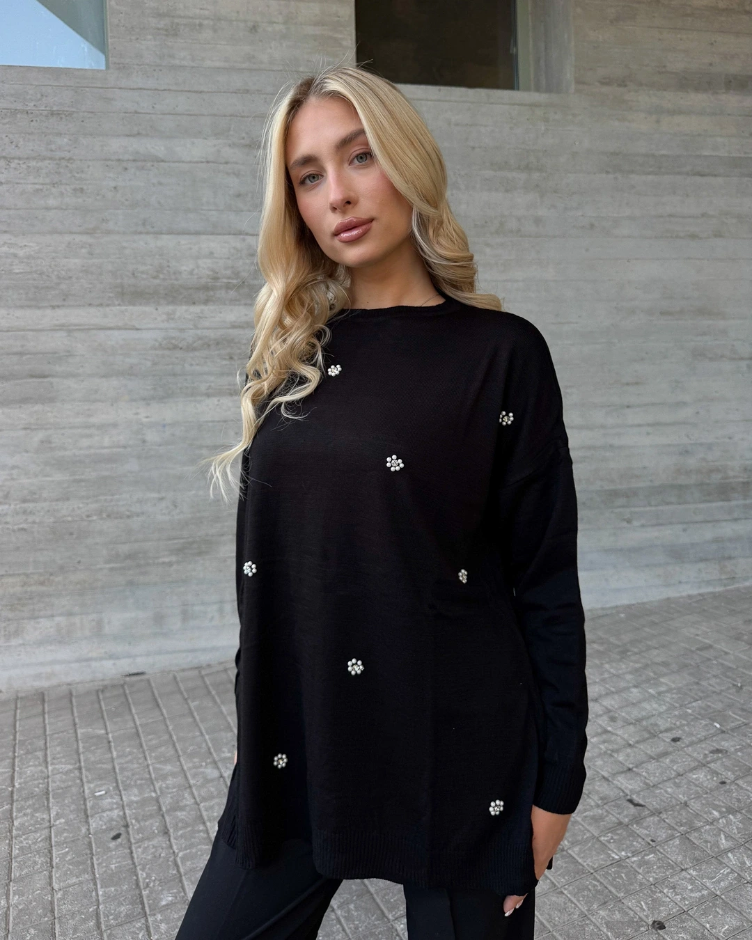 plekti-blouza-oversized-me-perlenia-louloudakia (1) Πλεκτή μπλούζα oversized με περλένια λουλουδάκια - Image 1