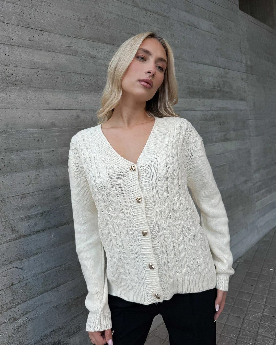 plekti-zaketa-me-plexoudes-kai-koubia-kardia (2) Πλεκτή ζακέτα με πλεξούδες και κουμπιά καρδιά - Image 1