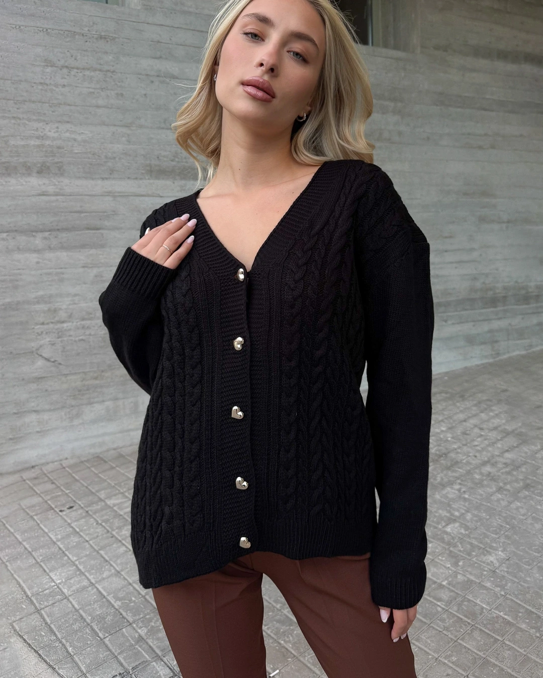 plekti-zaketa-me-plexoudes-kai-koubia-kardia (8) Πλεκτή ζακέτα με πλεξούδες και κουμπιά καρδιά - Image 1